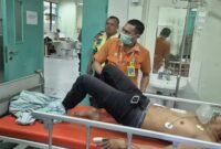 Sopir truk bernama Aswandi (30) terbaring lemah di ranjang perawatan Rumah Sakit Wahidin Sudirohusodo, Makassar, setelah mendapatkan penanganan medis akibat luka tikam di bagian dada yang diterimanya di SPBU Cokro, Minggu (20/7/2026). (Foto : Ist)