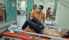 Sopir truk bernama Aswandi (30) terbaring lemah di ranjang perawatan Rumah Sakit Wahidin Sudirohusodo, Makassar, setelah mendapatkan penanganan medis akibat luka tikam di bagian dada yang diterimanya di SPBU Cokro, Minggu (20/7/2026). (Foto : Ist)