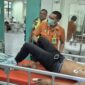 Sopir truk bernama Aswandi (30) terbaring lemah di ranjang perawatan Rumah Sakit Wahidin Sudirohusodo, Makassar, setelah mendapatkan penanganan medis akibat luka tikam di bagian dada yang diterimanya di SPBU Cokro, Minggu (20/7/2026). (Foto : Ist)