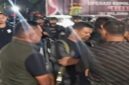 Tangkapan layar memperlihatkan suasana kerumunan orang yang diduga berkaitan dengan isu penggerudukan di lingkungan Polda Metro Jaya pada Rabu (8/7/2026) malam. (Foto : Ist)