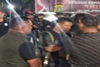 Tangkapan layar memperlihatkan suasana kerumunan orang yang diduga berkaitan dengan isu penggerudukan di lingkungan Polda Metro Jaya pada Rabu (8/7/2026) malam. (Foto : Ist)