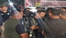 Tangkapan layar memperlihatkan suasana kerumunan orang yang diduga berkaitan dengan isu penggerudukan di lingkungan Polda Metro Jaya pada Rabu (8/7/2026) malam. (Foto : Ist)