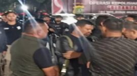 Tangkapan layar memperlihatkan suasana kerumunan orang yang diduga berkaitan dengan isu penggerudukan di lingkungan Polda Metro Jaya pada Rabu (8/7/2026) malam. (Foto : Ist)