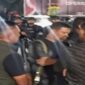Tangkapan layar memperlihatkan suasana kerumunan orang yang diduga berkaitan dengan isu penggerudukan di lingkungan Polda Metro Jaya pada Rabu (8/7/2026) malam. (Foto : Ist)
