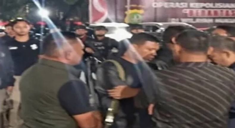 Tangkapan layar memperlihatkan suasana kerumunan orang yang diduga berkaitan dengan isu penggerudukan di lingkungan Polda Metro Jaya pada Rabu (8/7/2026) malam. (Foto : Ist)