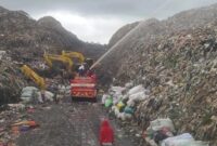 Penyemprotan larutan eco enzyme untuk mengurangi bau busuk dari pengerukan sampah di TPA Antang. (Foto DLH Makassar)