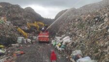 Penyemprotan larutan eco enzyme untuk mengurangi bau busuk dari pengerukan sampah di TPA Antang. (Foto DLH Makassar)