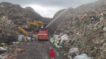 Penyemprotan larutan eco enzyme untuk mengurangi bau busuk dari pengerukan sampah di TPA Antang. (Foto DLH Makassar)