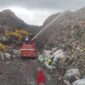 Penyemprotan larutan eco enzyme untuk mengurangi bau busuk dari pengerukan sampah di TPA Antang. (Foto DLH Makassar)
