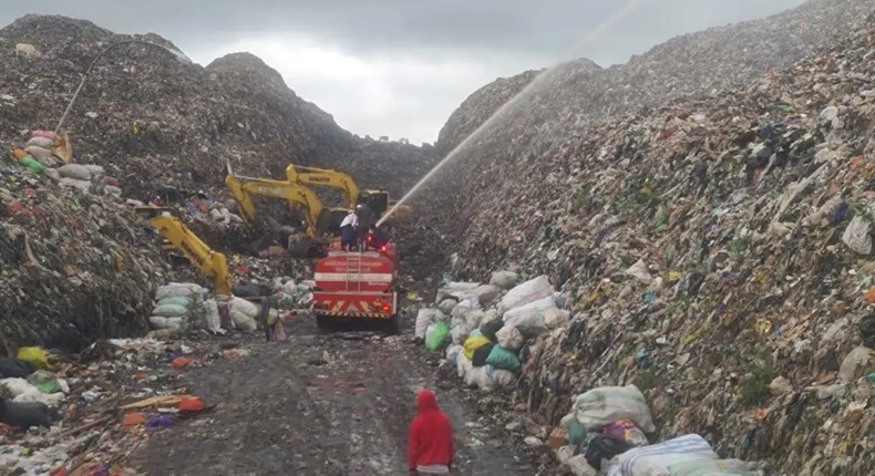 Penyemprotan larutan eco enzyme untuk mengurangi bau busuk dari pengerukan sampah di TPA Antang. (Foto DLH Makassar)