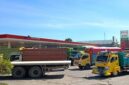 Puluhan truk mengantre mengisi solar subsidi di SPBU Pettuadae, Maros. Antrean yang berlangsung berbulan-bulan itu dikeluhkan warga karena memicu kemacetan dan mengganggu aktivitas masyarakat.