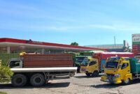 Puluhan truk mengantre mengisi solar subsidi di SPBU Pettuadae, Maros. Antrean yang berlangsung berbulan-bulan itu dikeluhkan warga karena memicu kemacetan dan mengganggu aktivitas masyarakat.