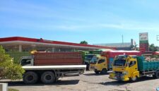 Puluhan truk mengantre mengisi solar subsidi di SPBU Pettuadae, Maros. Antrean yang berlangsung berbulan-bulan itu dikeluhkan warga karena memicu kemacetan dan mengganggu aktivitas masyarakat.