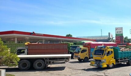 Puluhan truk mengantre mengisi solar subsidi di SPBU Pettuadae, Maros. Antrean yang berlangsung berbulan-bulan itu dikeluhkan warga karena memicu kemacetan dan mengganggu aktivitas masyarakat.