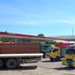 Puluhan truk mengantre mengisi solar subsidi di SPBU Pettuadae, Maros. Antrean yang berlangsung berbulan-bulan itu dikeluhkan warga karena memicu kemacetan dan mengganggu aktivitas masyarakat.