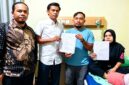 Rini Siregar (kanan) didampingi tim kuasa hukumnya menunjukkan dokumen terkait laporan dugaan teror yang telah dilayangkan ke Polres Asahan. Menurut kuasa hukum, perkara tersebut belum menunjukkan perkembangan signifikan. (Foto: Ist).