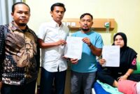 Rini Siregar (kanan) didampingi tim kuasa hukumnya menunjukkan dokumen terkait laporan dugaan teror yang telah dilayangkan ke Polres Asahan. Menurut kuasa hukum, perkara tersebut belum menunjukkan perkembangan signifikan. (Foto: Ist).