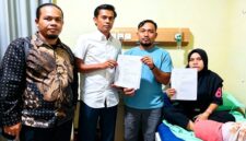 Rini Siregar (kanan) didampingi tim kuasa hukumnya menunjukkan dokumen terkait laporan dugaan teror yang telah dilayangkan ke Polres Asahan. Menurut kuasa hukum, perkara tersebut belum menunjukkan perkembangan signifikan. (Foto: Ist).