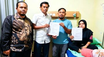 Rini Siregar (kanan) didampingi tim kuasa hukumnya menunjukkan dokumen terkait laporan dugaan teror yang telah dilayangkan ke Polres Asahan. Menurut kuasa hukum, perkara tersebut belum menunjukkan perkembangan signifikan. (Foto: Ist).