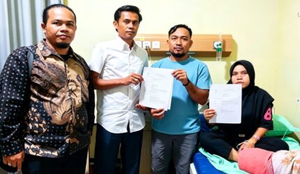 Rini Siregar (kanan) didampingi tim kuasa hukumnya menunjukkan dokumen terkait laporan dugaan teror yang telah dilayangkan ke Polres Asahan. Menurut kuasa hukum, perkara tersebut belum menunjukkan perkembangan signifikan. (Foto: Ist).