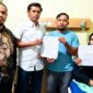 Rini Siregar (kanan) didampingi tim kuasa hukumnya menunjukkan dokumen terkait laporan dugaan teror yang telah dilayangkan ke Polres Asahan. Menurut kuasa hukum, perkara tersebut belum menunjukkan perkembangan signifikan. (Foto: Ist).