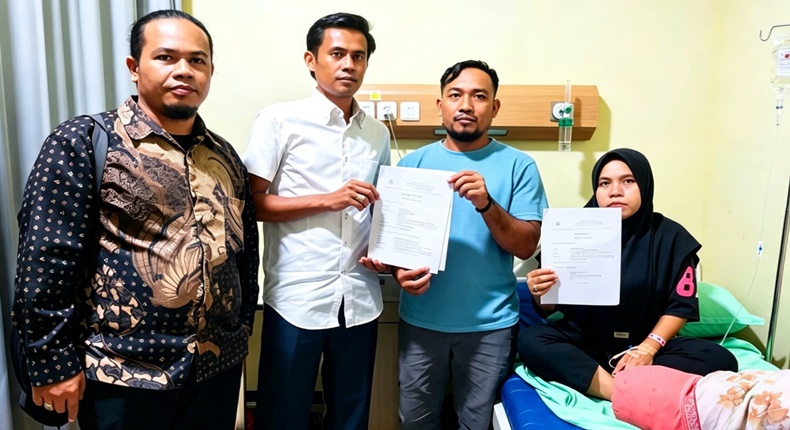 Rini Siregar (kanan) didampingi tim kuasa hukumnya menunjukkan dokumen terkait laporan dugaan teror yang telah dilayangkan ke Polres Asahan. Menurut kuasa hukum, perkara tersebut belum menunjukkan perkembangan signifikan. (Foto: Ist).
