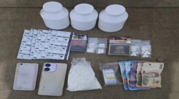 Barang bukti obat daftar G berlogo “Y” berupa tablet, Trihexyphenidyl, telepon seluler, kemasan, dan uang tunai.
