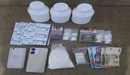 Barang bukti obat daftar G berlogo “Y” berupa tablet, Trihexyphenidyl, telepon seluler, kemasan, dan uang tunai.