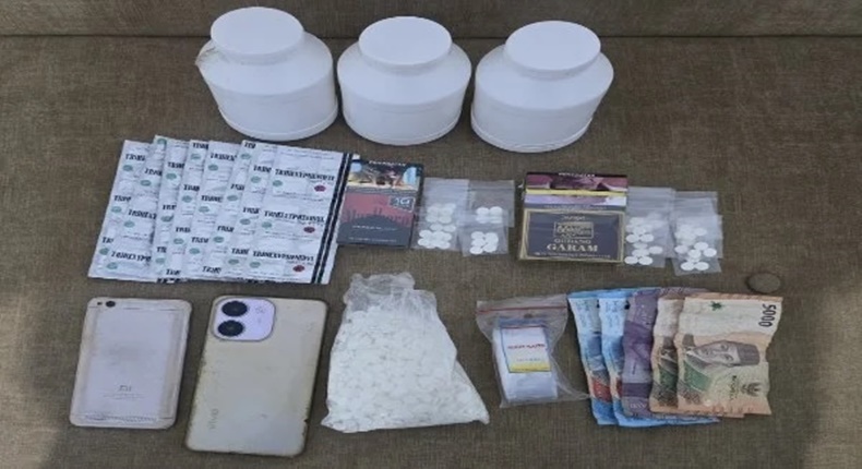 Barang bukti obat daftar G berlogo “Y” berupa tablet, Trihexyphenidyl, telepon seluler, kemasan, dan uang tunai.