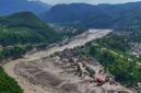 Foto udara pascabencana banjir bandang dan longsor di dekat perbatasan Nepal-China. Aliran sungai yang meluap meninggalkan jejak kehancuran total berupa lapisan lumpur tebal yang menghancurkan bangunan dan fasilitas umum di sepanjang lembah. (Foto : Ist)