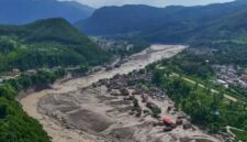 Foto udara pascabencana banjir bandang dan longsor di dekat perbatasan Nepal-China. Aliran sungai yang meluap meninggalkan jejak kehancuran total berupa lapisan lumpur tebal yang menghancurkan bangunan dan fasilitas umum di sepanjang lembah. (Foto : Ist)