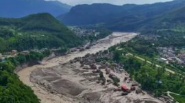 Foto udara pascabencana banjir bandang dan longsor di dekat perbatasan Nepal-China. Aliran sungai yang meluap meninggalkan jejak kehancuran total berupa lapisan lumpur tebal yang menghancurkan bangunan dan fasilitas umum di sepanjang lembah. (Foto : Ist)