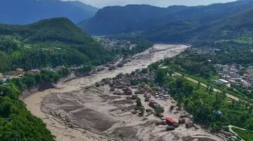 Foto udara pascabencana banjir bandang dan longsor di dekat perbatasan Nepal-China. Aliran sungai yang meluap meninggalkan jejak kehancuran total berupa lapisan lumpur tebal yang menghancurkan bangunan dan fasilitas umum di sepanjang lembah. (Foto : Ist)