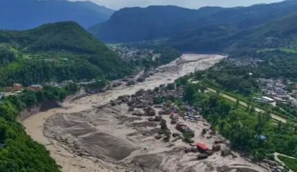 Foto udara pascabencana banjir bandang dan longsor di dekat perbatasan Nepal-China. Aliran sungai yang meluap meninggalkan jejak kehancuran total berupa lapisan lumpur tebal yang menghancurkan bangunan dan fasilitas umum di sepanjang lembah. (Foto : Ist)