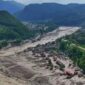 Foto udara pascabencana banjir bandang dan longsor di dekat perbatasan Nepal-China. Aliran sungai yang meluap meninggalkan jejak kehancuran total berupa lapisan lumpur tebal yang menghancurkan bangunan dan fasilitas umum di sepanjang lembah. (Foto : Ist)