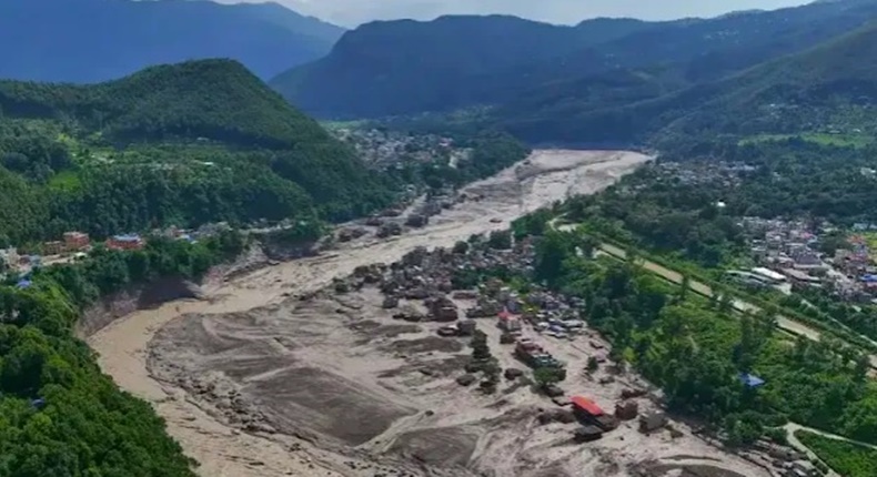 Foto udara pascabencana banjir bandang dan longsor di dekat perbatasan Nepal-China. Aliran sungai yang meluap meninggalkan jejak kehancuran total berupa lapisan lumpur tebal yang menghancurkan bangunan dan fasilitas umum di sepanjang lembah. (Foto : Ist)