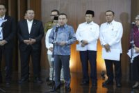 Wakil Ketua DPR RI Sufmi Dasco Ahmad didampingi Menteri Sekretaris Negara Prasetyo Hadi serta perwakilan kementerian terkait memberi keterangan pers usai rapat koordinasi pembahasan status guru PPPK di Gedung Nusantara III, Senayan, Jakarta. (Foto : Ist)