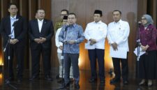 Wakil Ketua DPR RI Sufmi Dasco Ahmad didampingi Menteri Sekretaris Negara Prasetyo Hadi serta perwakilan kementerian terkait memberi keterangan pers usai rapat koordinasi pembahasan status guru PPPK di Gedung Nusantara III, Senayan, Jakarta. (Foto : Ist)
