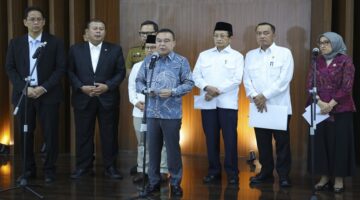 Wakil Ketua DPR RI Sufmi Dasco Ahmad didampingi Menteri Sekretaris Negara Prasetyo Hadi serta perwakilan kementerian terkait memberi keterangan pers usai rapat koordinasi pembahasan status guru PPPK di Gedung Nusantara III, Senayan, Jakarta. (Foto : Ist)