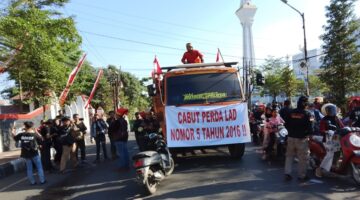 Massa dari keluarga besar keturunan Kerajaan Gowa menggelar aksi unjuk rasa di depan Gedung DPRD Kabupaten Gowa, menuntut pencabutan Perda Nomor 5 Tahun 2016 tentang Lembaga Adat Daerah (LAD). Aksi tersebut berujung pada pernyataan dukungan DPRD terhadap proses pencabutan perda.