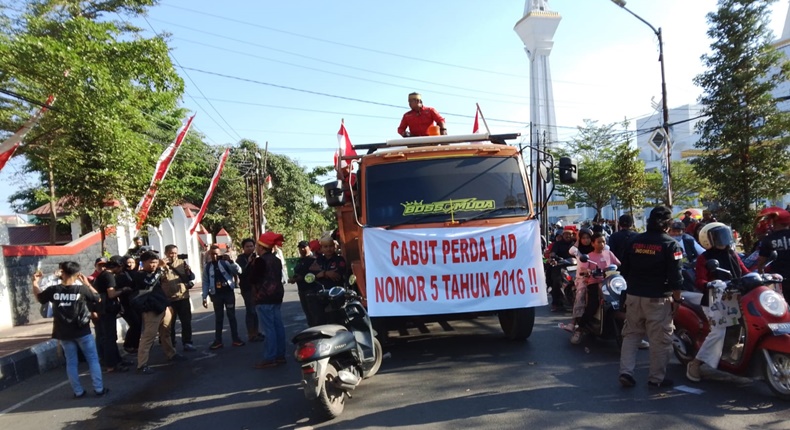 Massa dari keluarga besar keturunan Kerajaan Gowa menggelar aksi unjuk rasa di depan Gedung DPRD Kabupaten Gowa, menuntut pencabutan Perda Nomor 5 Tahun 2016 tentang Lembaga Adat Daerah (LAD). Aksi tersebut berujung pada pernyataan dukungan DPRD terhadap proses pencabutan perda.