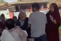 Tangkapan layar video memperlihatkan seorang guru berhijab dijambak dan diserang sejumlah orang tua murid di lingkungan sekolah, Jeneponto, Sulawesi Selatan. 