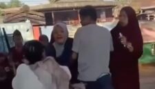 Tangkapan layar video memperlihatkan seorang guru berhijab dijambak dan diserang sejumlah orang tua murid di lingkungan sekolah, Jeneponto, Sulawesi Selatan.