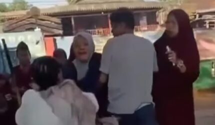 Tangkapan layar video memperlihatkan seorang guru berhijab dijambak dan diserang sejumlah orang tua murid di lingkungan sekolah, Jeneponto, Sulawesi Selatan.