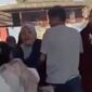 Tangkapan layar video memperlihatkan seorang guru berhijab dijambak dan diserang sejumlah orang tua murid di lingkungan sekolah, Jeneponto, Sulawesi Selatan. 
