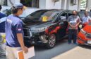 Eks PPK Pengadaan Obat RSUD Andi Makkasau Parepare, Muh Syukur (dalam mobil warna hitam), Eks Kepala BKD Parepare, Jamaluddin Achmad (berdiri pakai masker), dan Staf DPRD Parepare, Muh Ramlan (berdiri di belakang Jamaluddin Achmad) saat mengikuti reka ulang penyerahan uang Rp1 Miliar yang disimpan di dalam kardus mie instan.