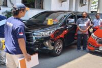 Eks PPK Pengadaan Obat RSUD Andi Makkasau Parepare, Muh Syukur (dalam mobil warna hitam), Eks Kepala BKD Parepare, Jamaluddin Achmad (berdiri pakai masker), dan Staf DPRD Parepare, Muh Ramlan (berdiri di belakang Jamaluddin Achmad) saat mengikuti reka ulang penyerahan uang Rp1 Miliar yang disimpan di dalam kardus mie instan.