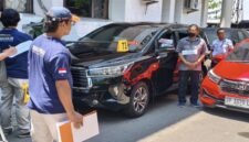 Eks PPK Pengadaan Obat RSUD Andi Makkasau Parepare, Muh Syukur (dalam mobil warna hitam), Eks Kepala BKD Parepare, Jamaluddin Achmad (berdiri pakai masker), dan Staf DPRD Parepare, Muh Ramlan (berdiri di belakang Jamaluddin Achmad) saat mengikuti reka ulang penyerahan uang Rp1 Miliar yang disimpan di dalam kardus mie instan.