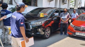 Eks PPK Pengadaan Obat RSUD Andi Makkasau Parepare, Muh Syukur (dalam mobil warna hitam), Eks Kepala BKD Parepare, Jamaluddin Achmad (berdiri pakai masker), dan Staf DPRD Parepare, Muh Ramlan (berdiri di belakang Jamaluddin Achmad) saat mengikuti reka ulang penyerahan uang Rp1 Miliar yang disimpan di dalam kardus mie instan.