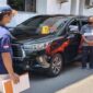 Eks PPK Pengadaan Obat RSUD Andi Makkasau Parepare, Muh Syukur (dalam mobil warna hitam), Eks Kepala BKD Parepare, Jamaluddin Achmad (berdiri pakai masker), dan Staf DPRD Parepare, Muh Ramlan (berdiri di belakang Jamaluddin Achmad) saat mengikuti reka ulang penyerahan uang Rp1 Miliar yang disimpan di dalam kardus mie instan.